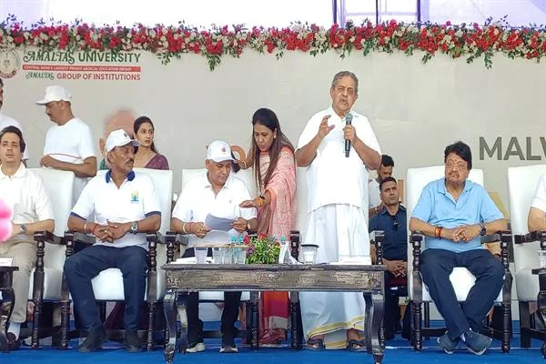 इंदौर मालवांचल यूनिवर्सिटी में सामूहिक योग